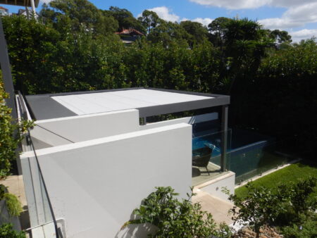 View from above of Aluxor Sintesi retractable roof fully closed situated over a pool.