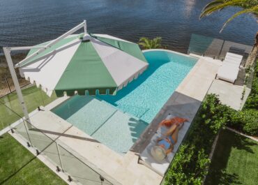 Deluxe Palm Springs Revolvashade Umbrella